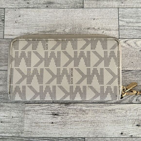 Michael Kors Cream and Tan Signature Satchel - Picture 16 of 17